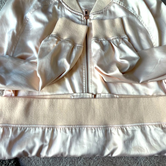 Kendall & Kylie “Adventure Awaits in Malibu” Satin Bomber Jacket Medium - Picture 4 of 4
